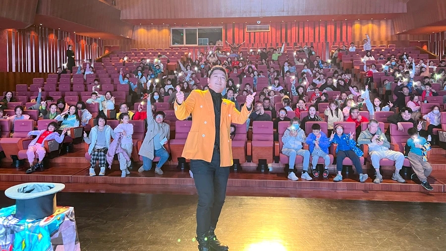 魔术师邵洋：表演好近景魔术我是认真的AG真人试玩平台花YOUNG惠州丨